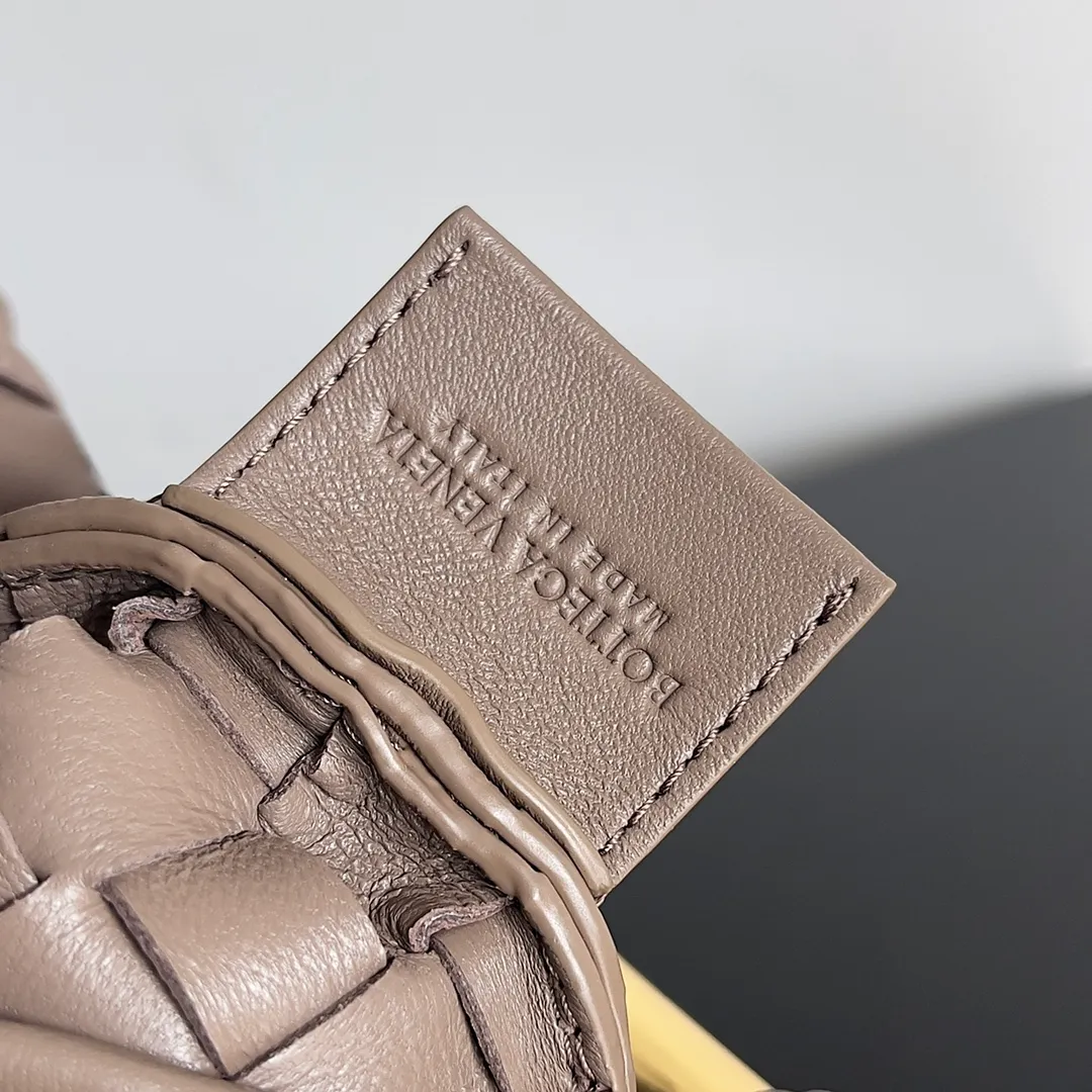 Batch of 1260 BV Mini Sardine is coming‼ ️Super high-end, stainless steel hardware + 24k real gold plating process, fish scales (concave and convex positions) are the finishing touch, the sardine bag that can be carried cross-body is completely beautiful to the heart. The metal element handle and the weaving are perfectly combined to completely integrate the artistic sense and elegance and fashion. It is really like a work of art🏺The large size is elegant, the small size is exquisite and cute, a must-have item for fashionistas, and the details are perfectly reproduced. Style number: 744267 Size 20*12*2.5